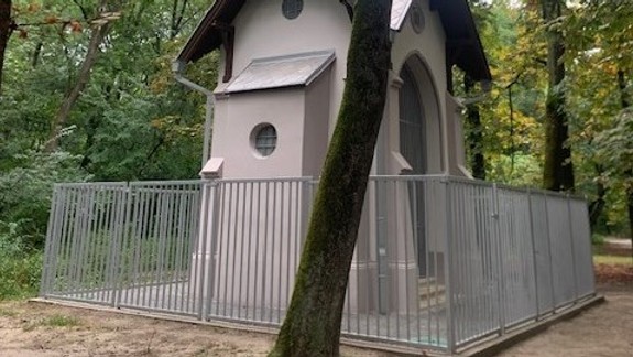 Premení sa aj jej okolie: Kaplnka sv. Kríža v Petržalke má za sebou prvú etapu rekonštrukcie