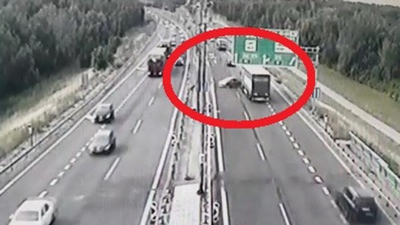 VIDEO: Dve autonehody v priebehu pár sekúnd na Moste Lafranconi - každá sa stala na inej strane cesty!