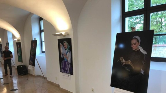 Na Bratislavskom hrade otvorili výstavu slovenských krojov z Vojvodiny
