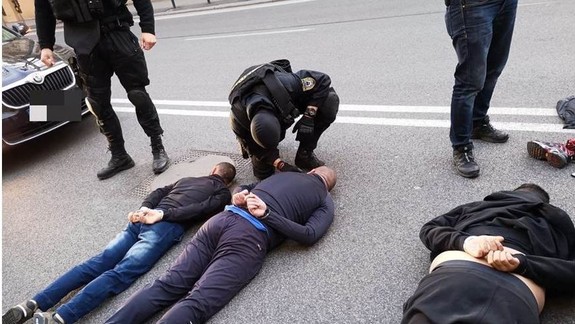 FOTO: Polícia zadržala Rumunov, ktorí nechali explodovať dva bankomaty na Čiernej vode