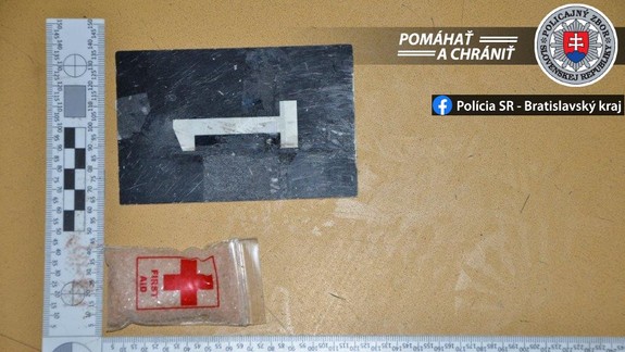Polícia si "posvietila" na ďalšieho predavača drogového materiálu