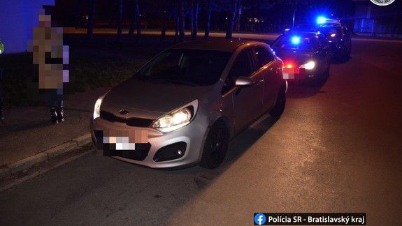 Hrozné: Opitý vodič s deťmi vo vozidle havaroval, pokračoval v jazde, následne napadol vodičku druhého auta