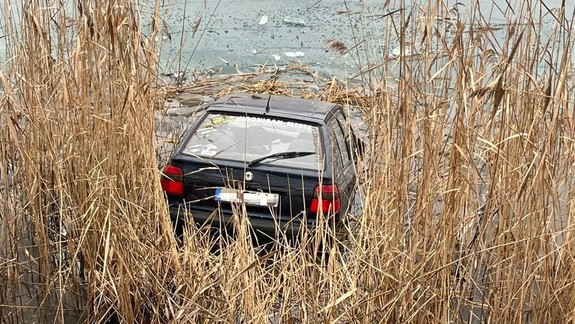 V jazere Guláška našli ráno auto