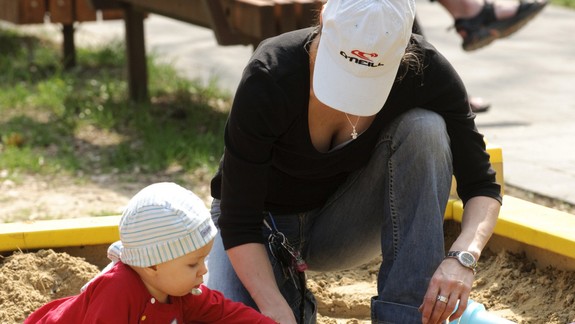 Otepľuje sa a deti sa chcú hrať na pieskoviskách. Viete, aké choroby tam na ne číhajú?