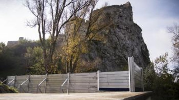 Návšteva pod hradom Devín. Cudzinci si obzerali protipovodňovú ochranu