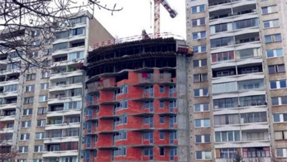 Stavba na Fedinovej robí problémy obyvateľom aj úradu