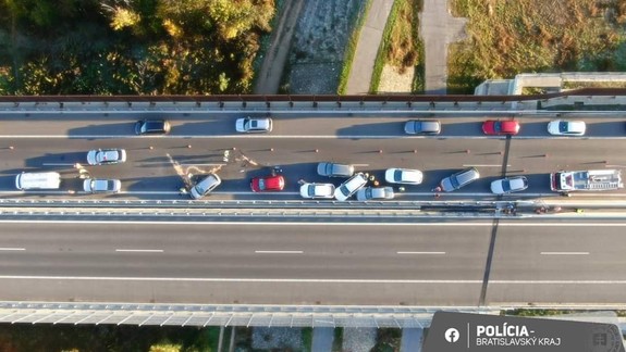 Doprava v Bratislave a okolí sa komplikuje, za Šamorínom došlo k hromadnej nehode