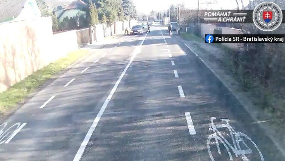 Polícia hľadá svedkov incidentu, keď sa muž na Devínskej ceste vyhrážal krompáčom