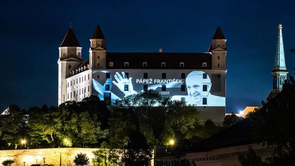 Bratislavský hrad nasvietia podobizňou pápeža Františka