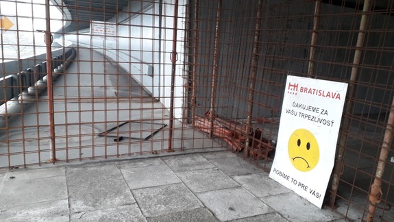 Prečo sa práce pri oprave lávky pre peších na Moste SNP zastavili?