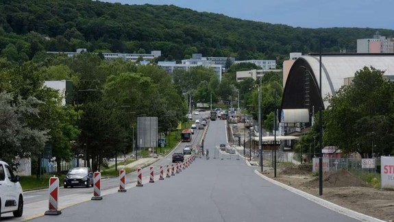Obmedzenie pre chodcov na Harmincovej. Chodník pred zimákom musíte obísť