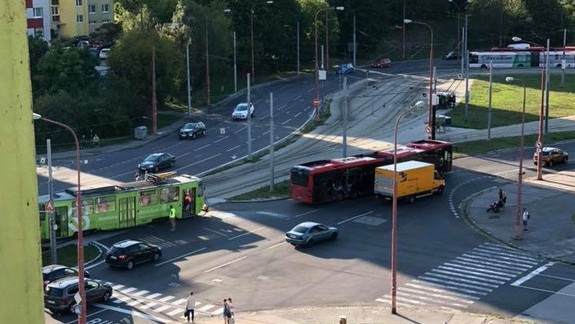 VIDEO: Pozrite sa, aké nebezpečné situácie vznikajú na križovatke Saratovskej a ulice Pri kríži!