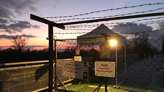 FOTO: Viac ako tisíc návštevníkov prekročilo zatvorené hranice na Cyklomoste slobody