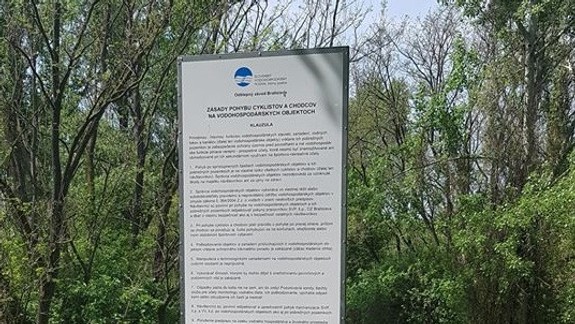 Na hrádzu umiestnili zásady pohybu pre cyklistov a chodcov