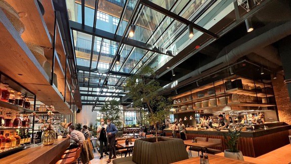 Ako to vyzerá v novej reštaurácii  v Jurkovičovej teplárni? Pozrite si foto úchvatného interiéru a náš test jedál