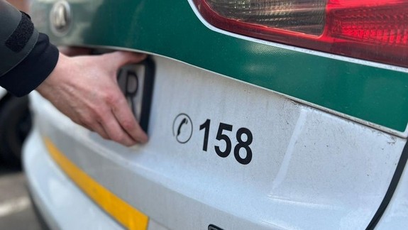 Zavaril si: Policajti odmontovali vodičovi z auta tabuľku s EČV, tak im to vracal rovnako