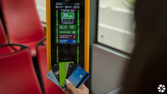 Tapni sa: DPB spustil novinku na nákup cestovných lístkov priamo vo vozidle