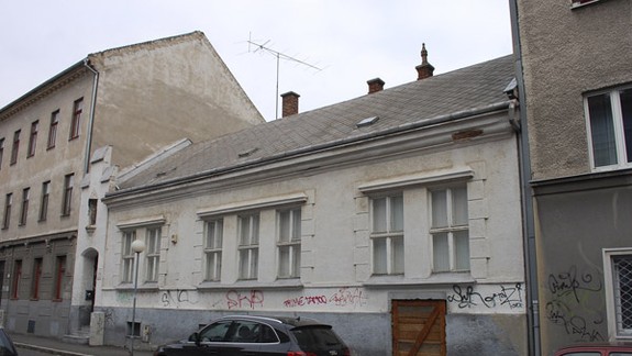 V Könyökiho dome je diera, majiteľ ho totiž rekonštruuje