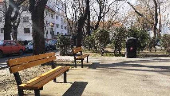 FOTO: V parčíku na Chorvátskej vynovilo Staré Mesto lavičky