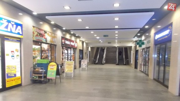 Neznámy lupič vzal v podchode na Hodžovom námestí starenke kabelku, v ktorej mala 2 eurá!