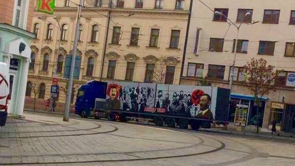 Na Námestí SNP pristavili obrovský kontajner s obrazmi Hitlera a Stalina – o čo ide?