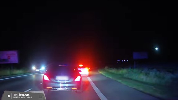 VIDEO Šialená naháňačka v Bratislave: Vodič preletel cez schody na ďalšiu ulicu