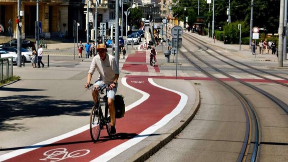 Bratislava mení existujúcim cyklopruhom farbu na červenú. Primátor vysvetlil dôvod