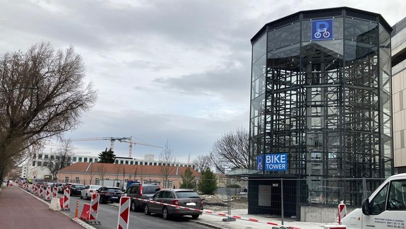 Pri Stanici Nivy vyrástla cykloveža, na streche osádzajú rastliny a inštalujú výklady obchodov