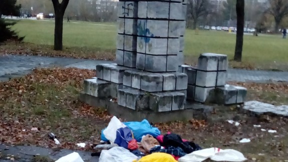 FOTO Na bezdomovcov na Námestí Republiky privolali policajtov: Takto to dopadlo