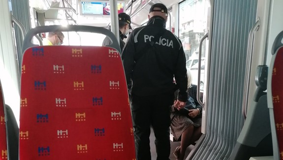 FOTO: Incident v električke: Cestujúca si odmietla nasadiť rúško, zasiahli proti nej policajti