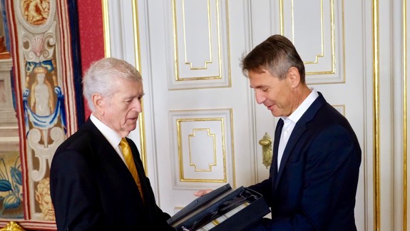 Aj známy meteorológ Jozef Iľko si dodatočne prevzal od primátora cenu Senior roka 2018