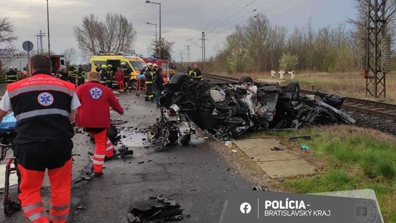 Hrozná nehoda za obcou Rajka, pomáhali i bratislavskí policajti
