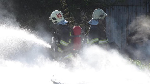 Požiar stajní vo Vrakuni sa hasičom podarilo zlikvidovať: S ohňom bojovali takmer 24 hodín