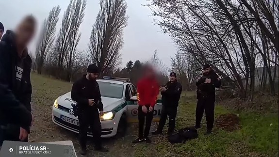 VIDEO: Polícia zasiahla voči trojici, ktorá si na pole pri Stupave prišla zastrieľať