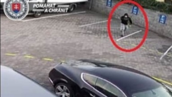 Tvrdý oriešok: Policajti hľadajú podpaľača podľa týchto fotografií