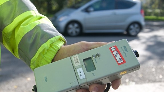 S tromi promile alkoholu v krvi narazil 64-ročný vodič svojím autom na parkovisku do iného vozidla