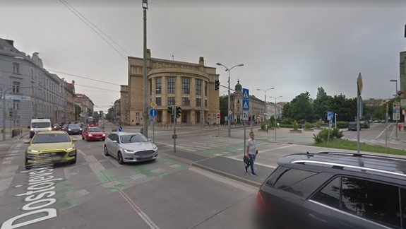 Nová zábavka bratislavskej mládeže? Šokovaný vodič bol rád, že v aute akurát neviezol deti...