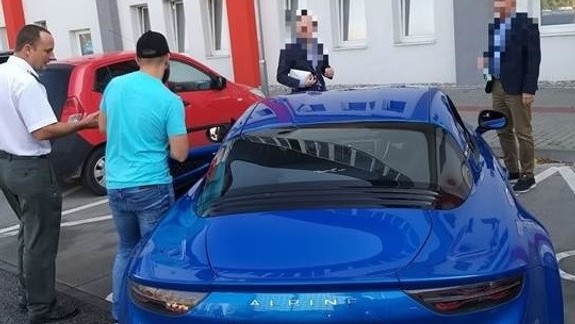 Zaparkoval pred Klientskym centrom drahé auto na "invalidoch" a dva roky si za jeho volant nesadne!