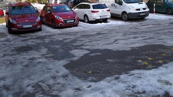 Hrozné: V hlavnom meste vznikali dnes hotové klziská! Výnimkou neboli ani chodníky pred školou a nemocnicou