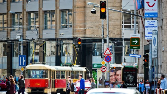Polícia vyzýva vodičov k opatrnosti - zelená vlna nebude fungovať