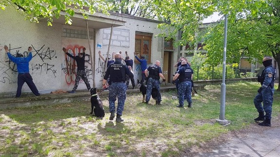 Zlodeji vyčíňali v opustenej budove na Uránovej. Pred policajnými psami sa však ukryť nedokázali