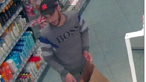 Nepoznáte tohto muža? Polícia vyšetruje krádež parfumov na Zlatých pieskoch