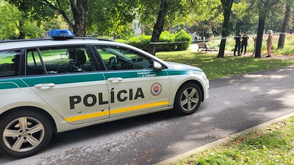 Hrozný nález: V parku na Račianskom mýte našli na lavičke mŕtveho muža prikrytého igelitom