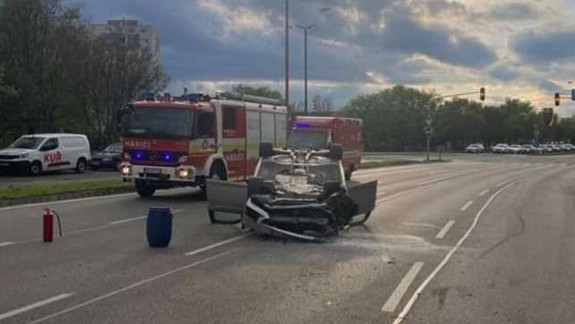 VIDEO Šialená nehoda: Vodič BMW poškodil 12 áut,  štyri dopravné značky, betónový stĺpik a prevrátil sa na strechu