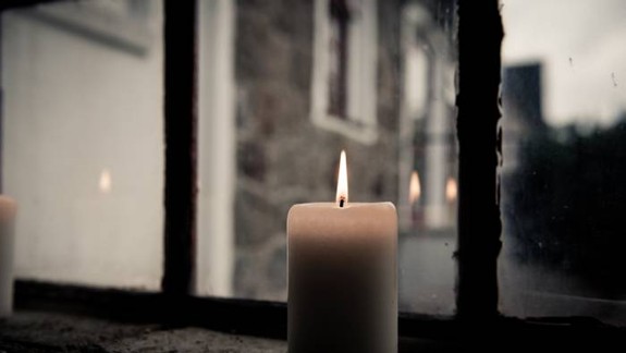 Zapálením sviečky v okne si ľudia môžu spomenúť na zosnulé deti - viete, koľko ich ročne predčasne zomrie?