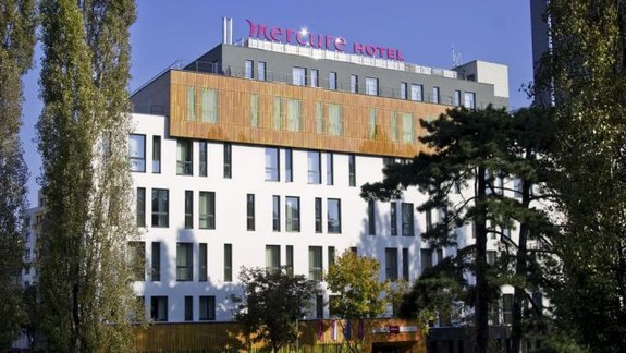 Dobrovoľníci upratali parčík na Predstaničnom námestí