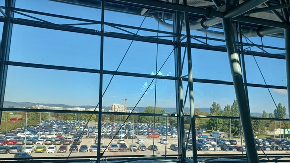 Letisko M. R. Štefánika pripravilo pre cestujúcich na leto novinku. Parkovanie už aj ONLINE