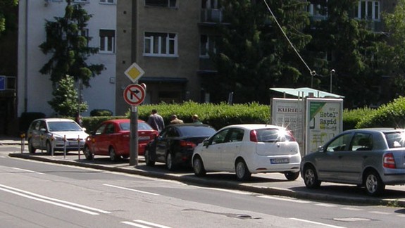 Na výjazde z Justičnej na Záhradnícku sa zase parkuje a porušujú sa predpisy