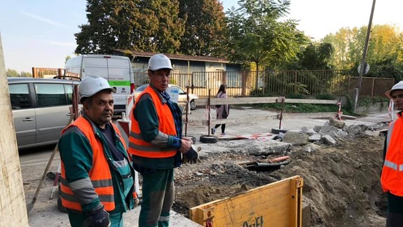 Prepadnutá cesta na Mlynských nivách - jej oprava sa komplikuje, splašky odtekajú nevedno kam