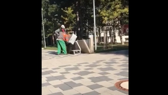 VIDEO "Separovanie" odpadu po slovensky: Šup všetko do jedného vreca